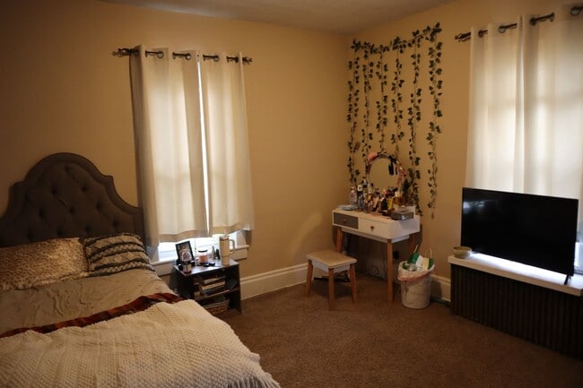 Building Photo - 2-3 bedroom house with 1 car garage in Ind...