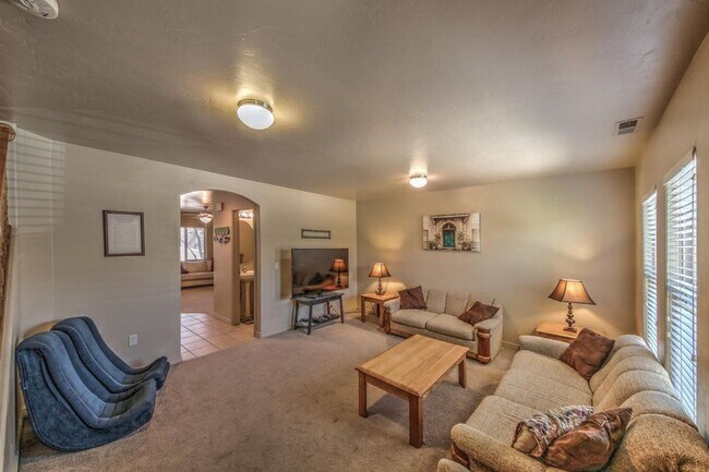 Building Photo - Beautiful townhome near little valley