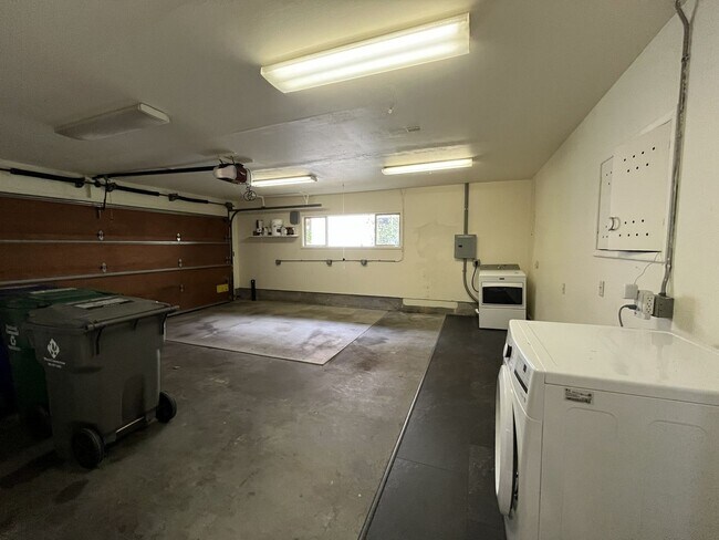 Building Photo - Charming Portland Retreat with Lush Garden, Forest Backdrop & Stylish Updates — Steps to OHSU