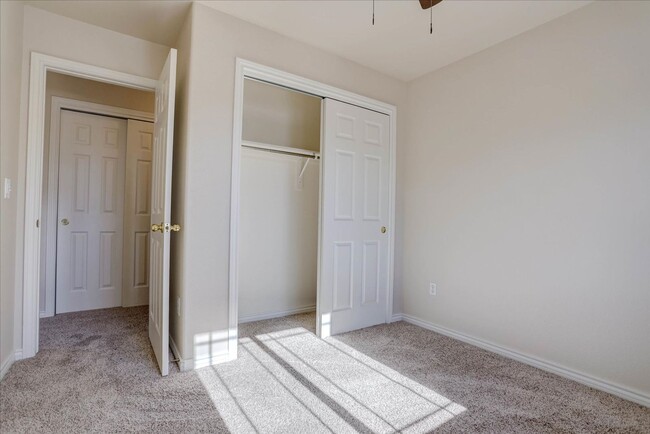 Building Photo - Longmont 3-bedroom townhome for rent