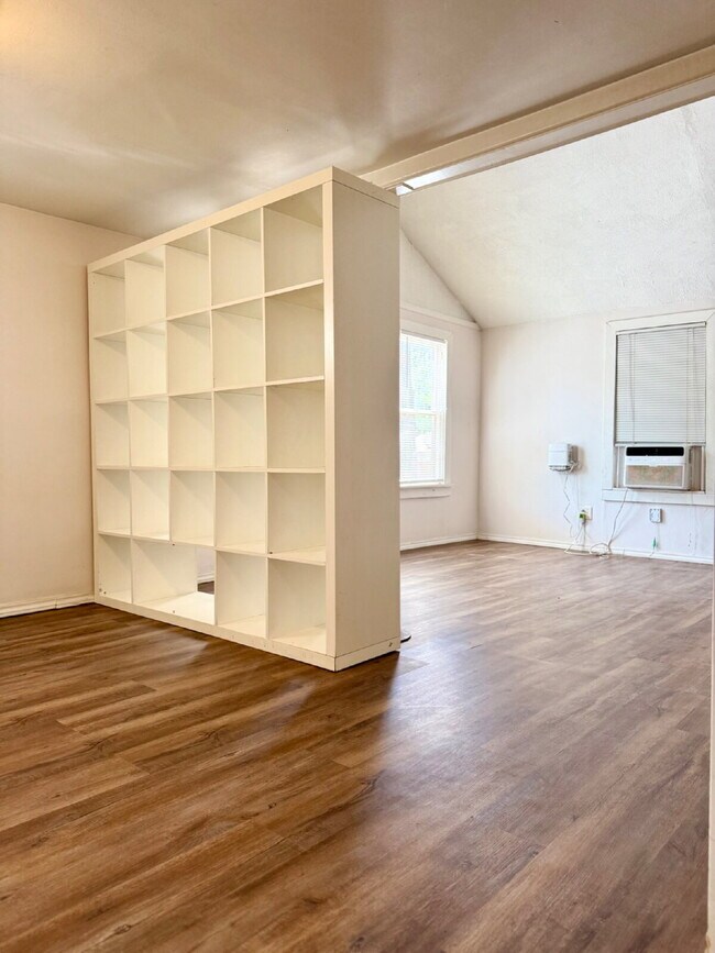 Building Photo - Great Rear Unit with Loft!
