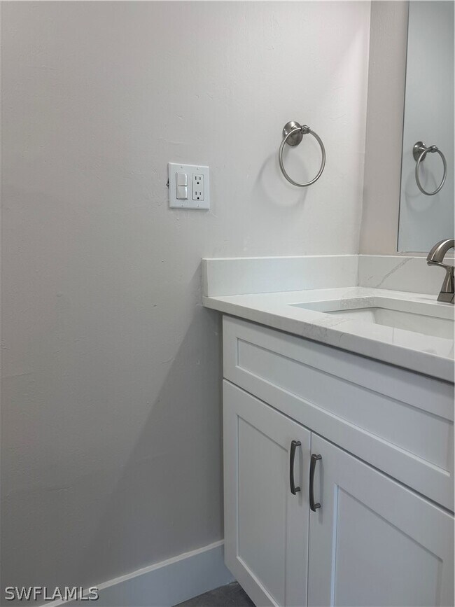 Building Photo - 637 12th Ave S