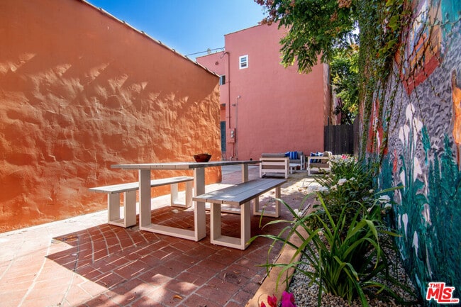 Building Photo - 1049 S Hayworth Ave