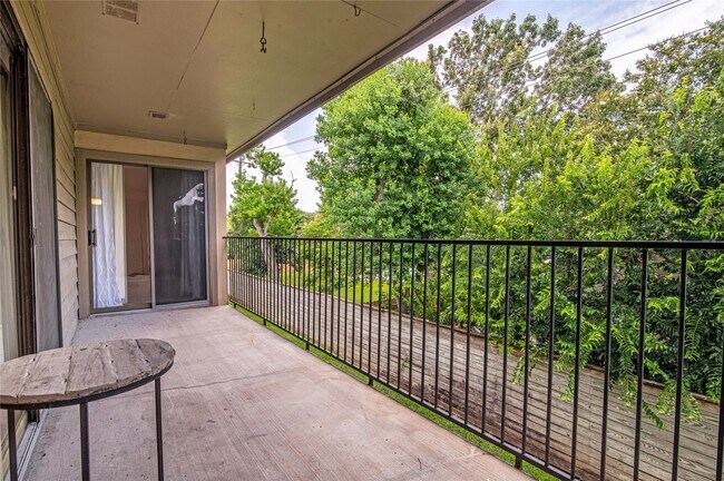 Building Photo - 3300 Pebblebrook Dr