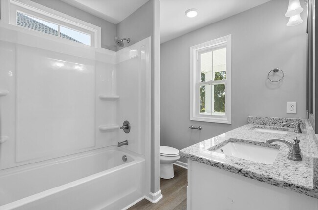 Building Photo - Close to Downtown! Home with 3 Bedrooms an...