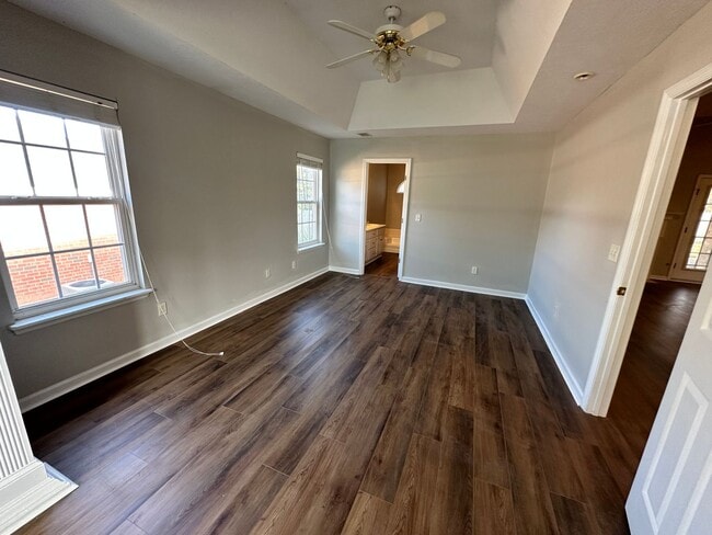 Building Photo - 4 bed 2 bath home with 2 car garage, covered patio, and fenced backyard