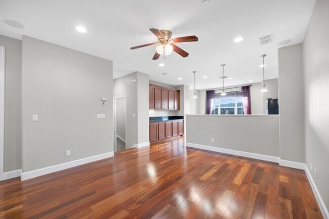 Building Photo - Townhouse - Beautiful 4bdrm, 3 bath - Rocklin