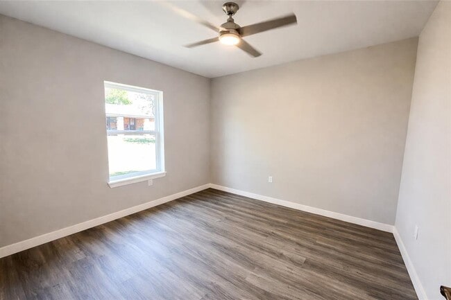 Building Photo - 600 Fir Ln