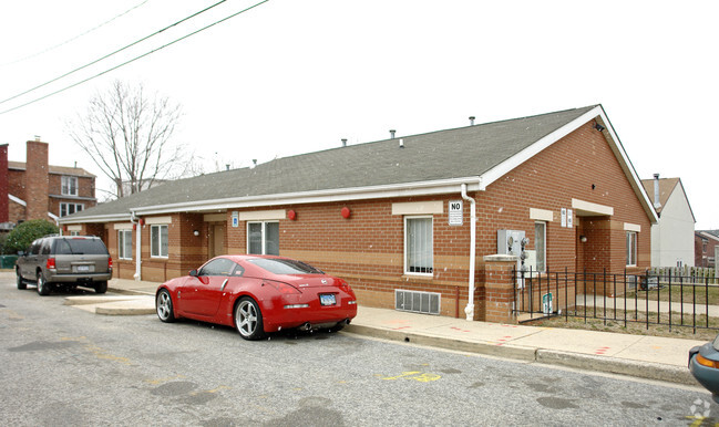 Primary Photo - Crossroads Apartments