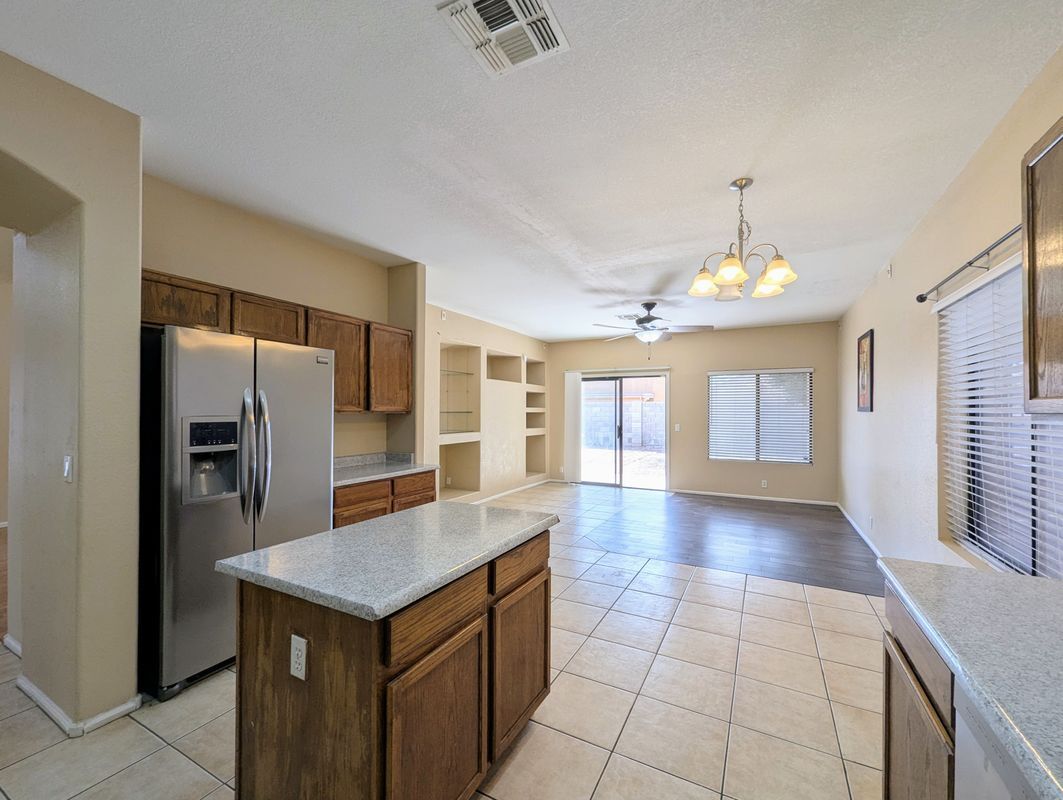 Building Photo - 8861 W Paradise Dr