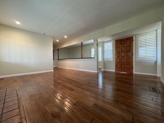 Building Photo - 714 Oceanview Dr