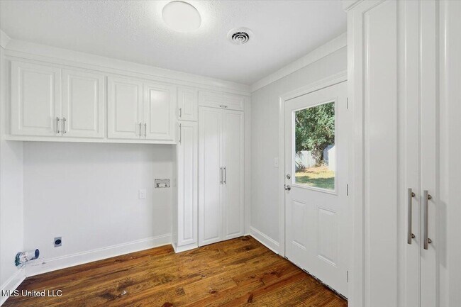 Building Photo - 144 Rollingwood Dr