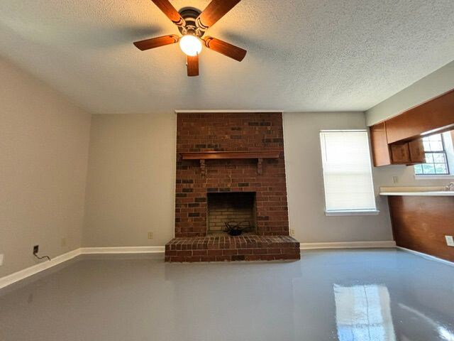 Building Photo - 645 Lilly Ln
