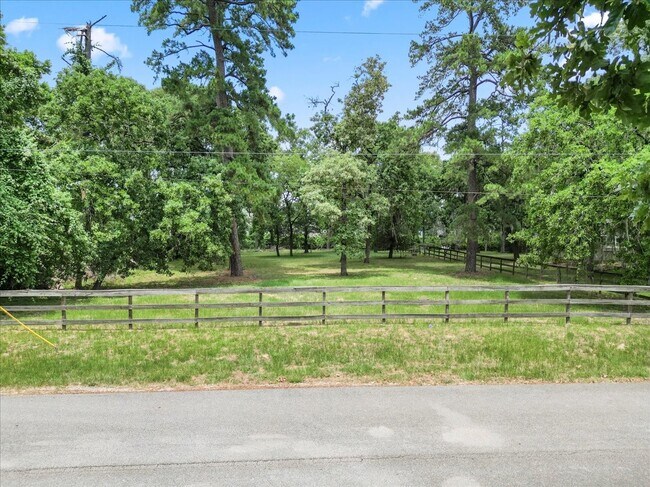 Building Photo - 9502 Rolling Oaks