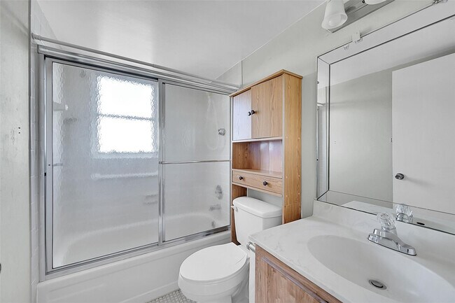 Building Photo - 7210 Lake Cir Dr