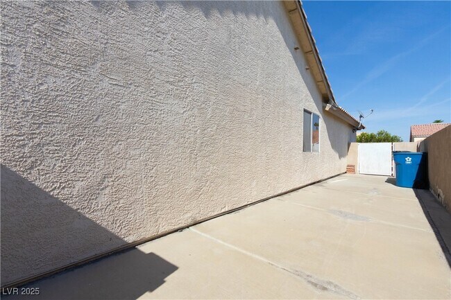 Building Photo - 4633 Califa Dr