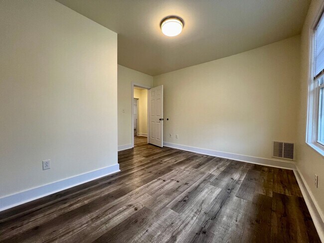 Building Photo - 3 / 4 Bedroom , 2 full Baths Apartment in ...
