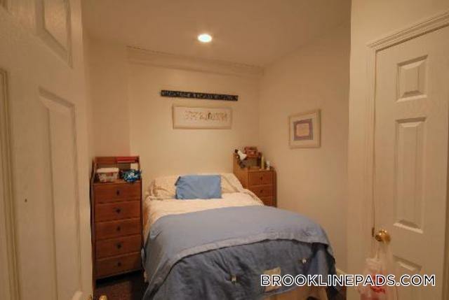 Building Photo - 1077 Beacon St