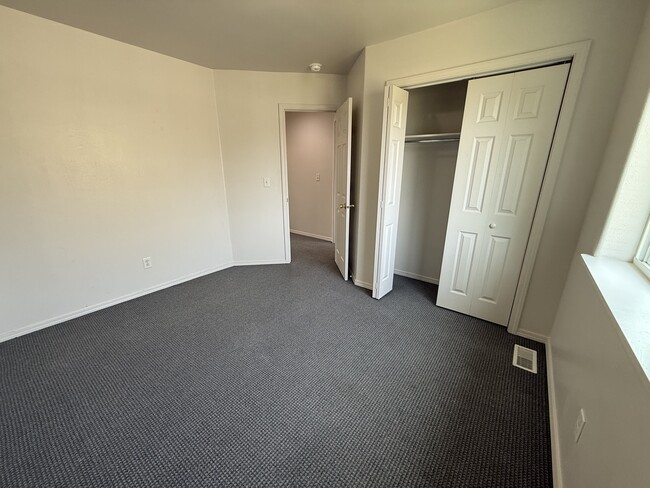 Building Photo - 913 Cardinal Dr
