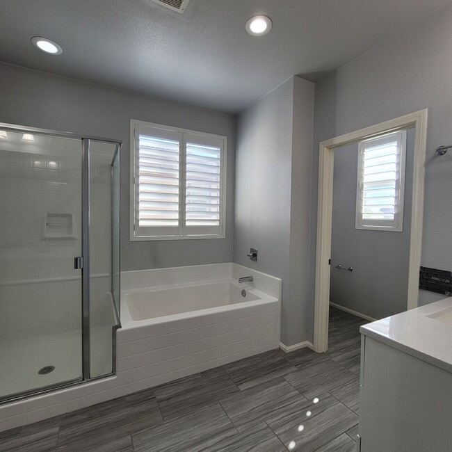 Building Photo - E. Ventura Newer Construction 3+2.5 bath H...