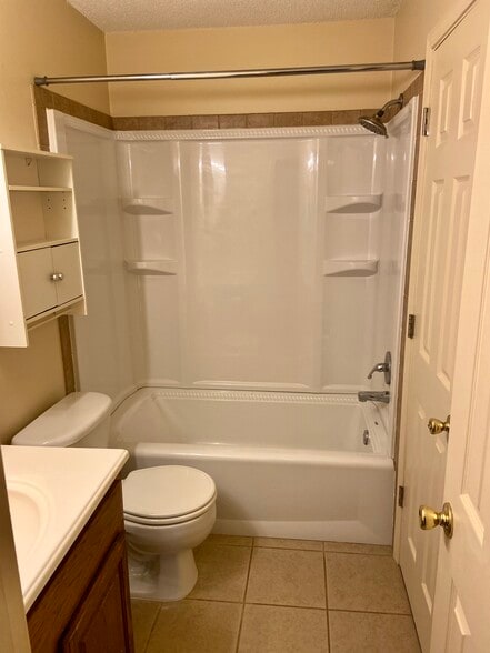 Building Photo - 503 E 5th Plz