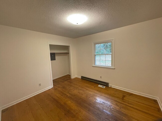 Building Photo - 3 bedroom 1.5 bath house available.   Pet friendly!