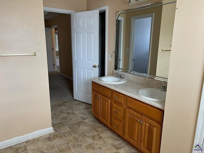 Building Photo - 105 Sark Dr