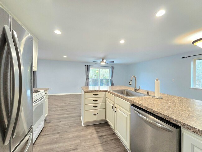 Building Photo - 3 Bedroom Home in Marysville Available Now