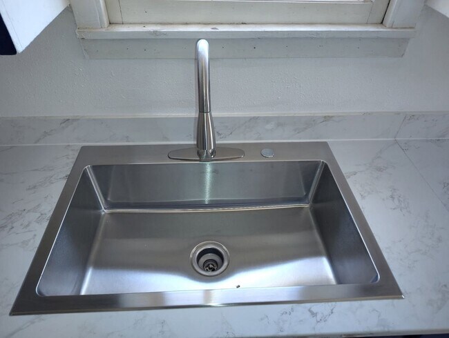 Building Photo - Cute home for rent in Woodlake, Ca