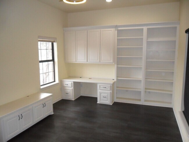 Building Photo - Classic Brookhaven Square Home - Quality T...