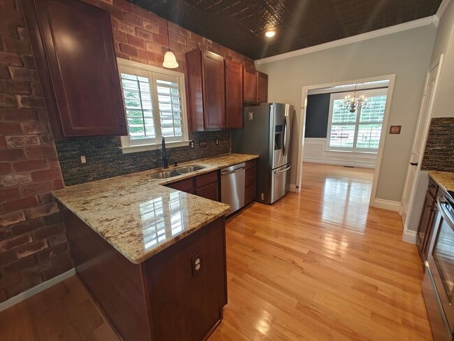 Building Photo - 4 bedroom home with a garage on cull de sa...