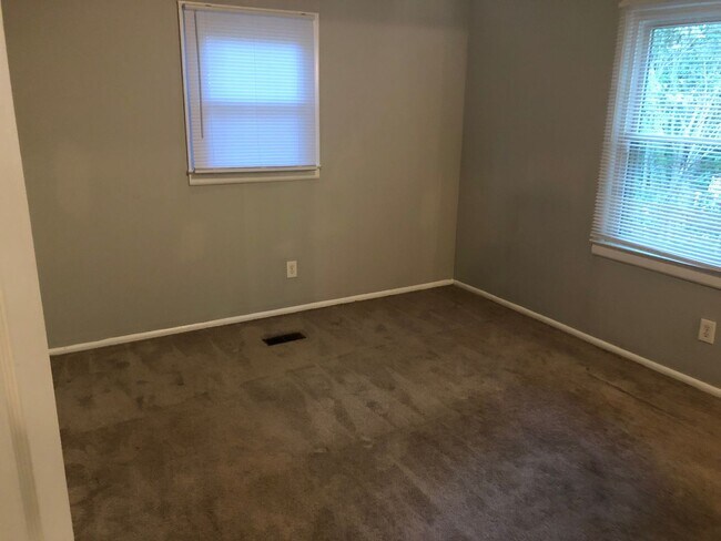 Building Photo - Cute,Belmont-Mt Holly home close to everything