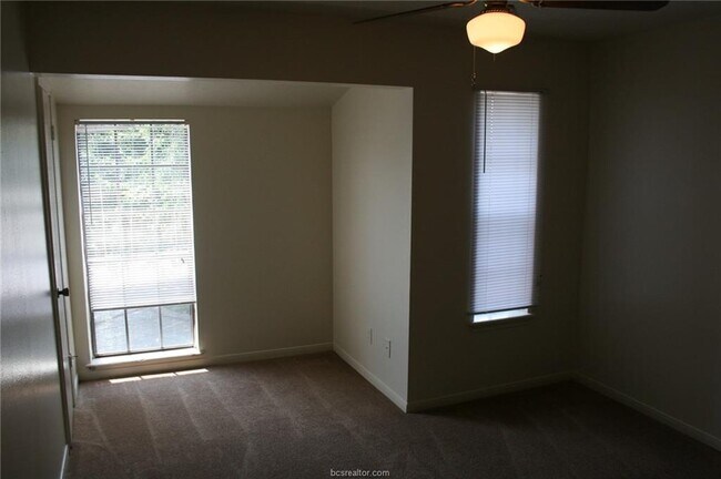 Building Photo - 1805 Woodsman Dr