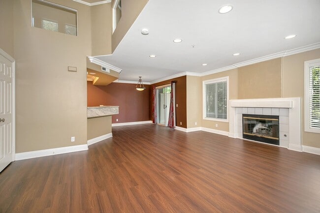 Building Photo - Modern Comfort in a Prime Location – 2BR Townhome with Garage & Community Amenities