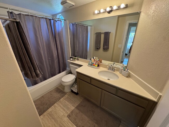 Building Photo - 5 bed 3 bath Gated Community in Union City...