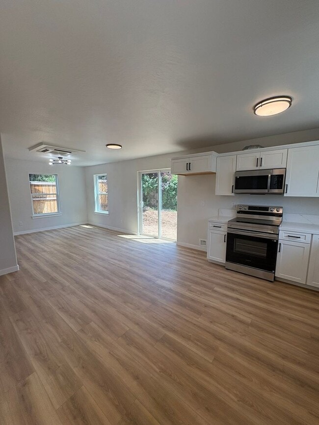 Building Photo - Brand New Modern 2-Story Home