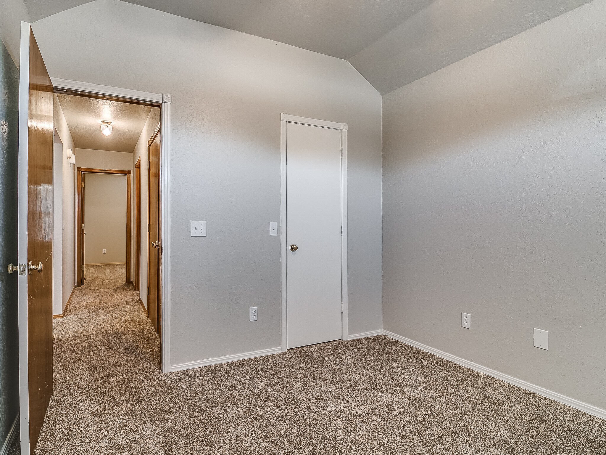 Bedroom 2 with spacious closet - 1821 Overland Trail
