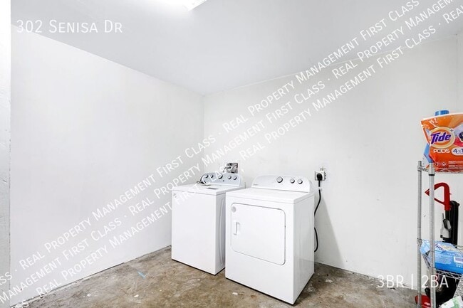 Building Photo - 302 Senisa Dr