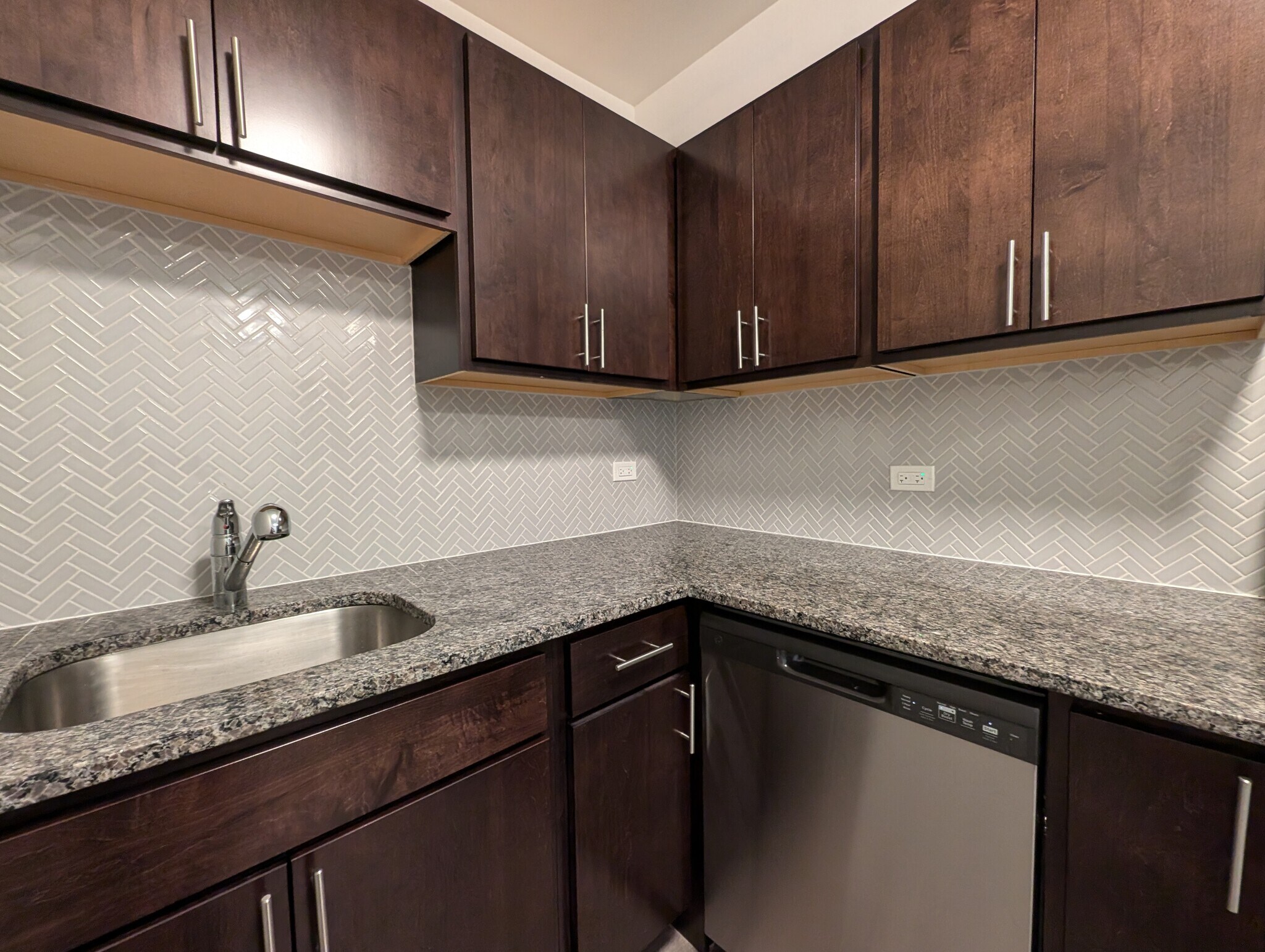 Building Photo - 542 W Surf St