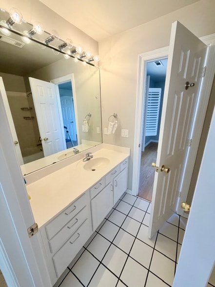 Building Photo - 884 N Meadowlands Dr