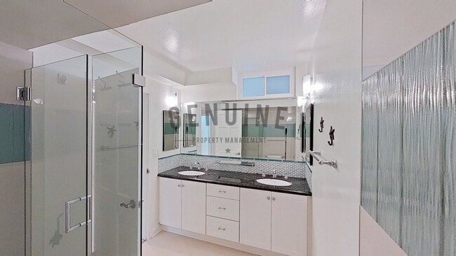 Building Photo - 2Bd 2Ba Spacious Newport Bay Front Condo