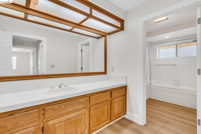 Building Photo - 5650 Edgeview Dr