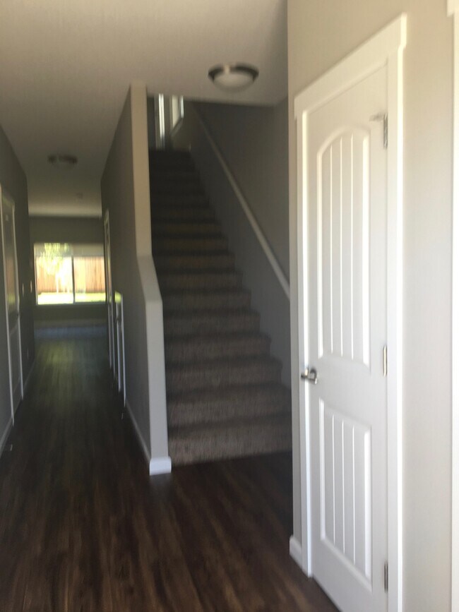 Building Photo - 1422-1422 Marigold Dr