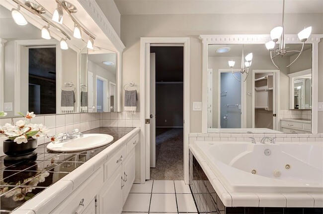 Building Photo - 9009 Lakeaire Dr