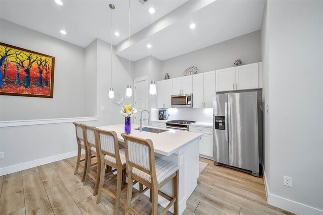 Building Photo - 814 Thornton Rd