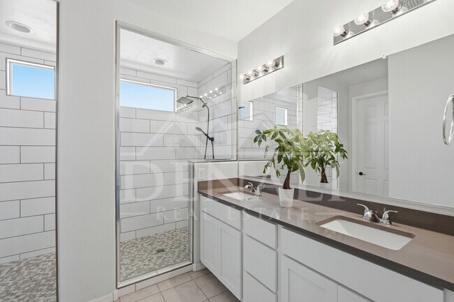 Building Photo - 4220 S Macy Cir