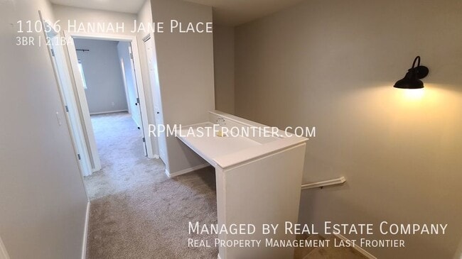 Building Photo - Modern and Stylish Eagle River Townhome