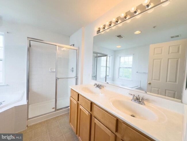 Building Photo - 46055 Gooseneck Dr