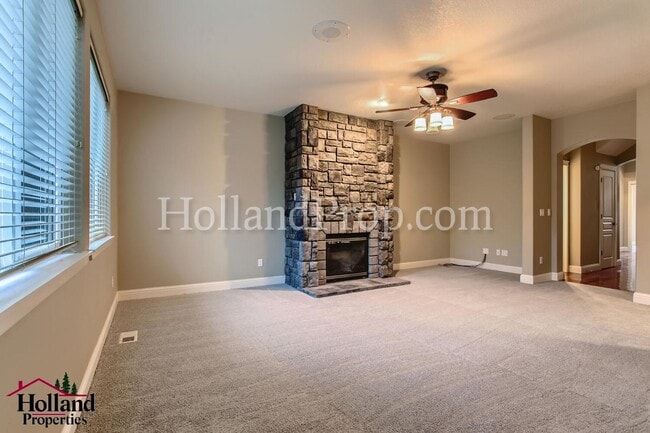 Building Photo - Bright & Spacious 3-Bedroom Hillsboro Home Backing to Green Space!