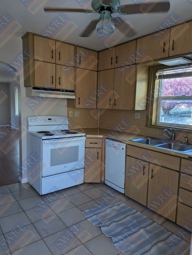 Building Photo - 160 W 2nd N